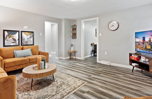 West Mifflin House | Plan your next thrilling city break minutes to kennywod park and sandcastle.
