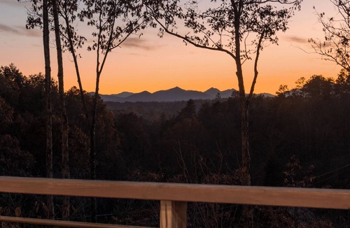 Weaverville Cabin | Pool & Spa Retreat Plunge + Hot Tub 12 Min to Asheville Sleeps 8