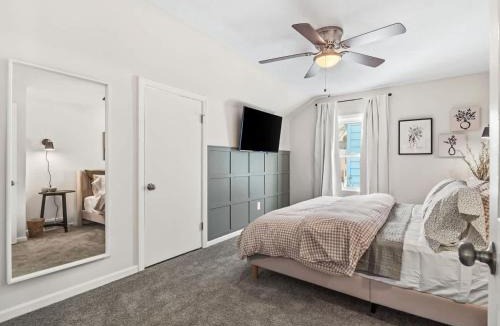 University Heights House | Pool Table - Games - University Circle - Sleeps 8