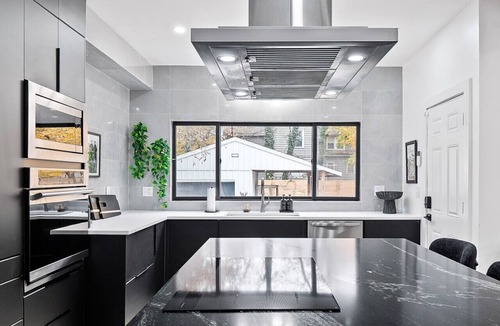 Highland Square House | Pool Table|Hot Tub|Fire Pit|Games|Bunk Slide|Wet Bar