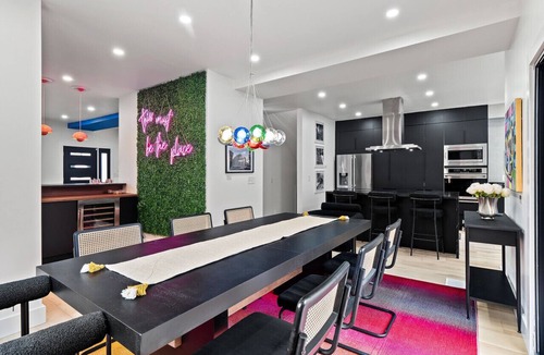Highland Square House | Pool Table|Hot Tub|Fire Pit|Games|Bunk Slide|Wet Bar