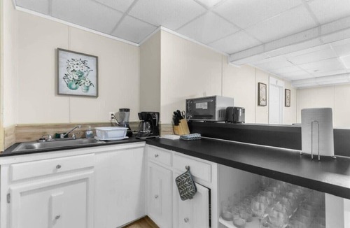 Forestdale House | Pool & Two Kitchens! Family Friendly in Forestdale