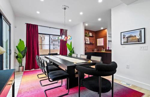 Highland Square House | PoolTable - Hot Tub - FirePit - Games - Bunk Slide - Wet Bar