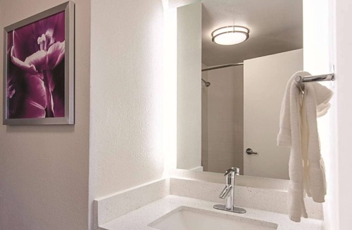 Portland Hotel | Portland Stay with Easy Access to Arts District & Complimentary Breakfast