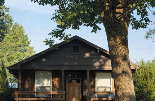 Cleora Cabin | Portside Paradise updated cabin w hottub