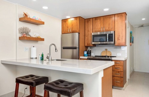 Historic Lahaina Front Street Condo | Premier Oceanfront Room