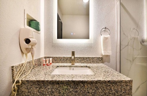 Shreveport Apartment | Premium King Bed|Shreveport