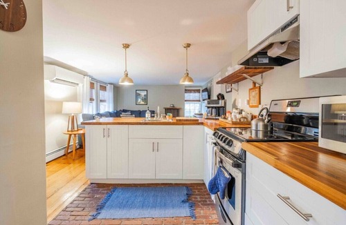 West End Apartment | Prime Location, Private Rooftop Deck.Walk to Old Port,waterfront, Museums& Music