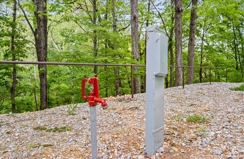 Wyandotte Cabin | Prime RV spot! Grand Lake- Wyandotte, OK On a point…One way in, one way out