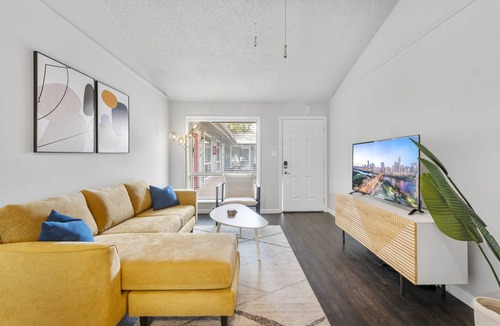 Zilker Apartment | Prime Soco Comfy 2BR King Suite w Pool Parking