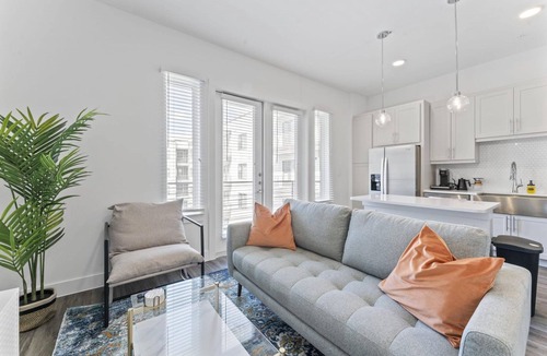 Highland Apartment | Prime West Downtown Studio w Washer Dryer