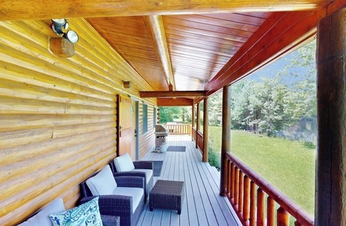 Scarborough House | Private 2BR waterfront home, hot tub, pool table, sandy beach, BBQ, w/d, wifi