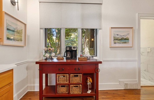 Clayton House | Private 4-Acre Retreat | Sunroom | Near Waterfalls