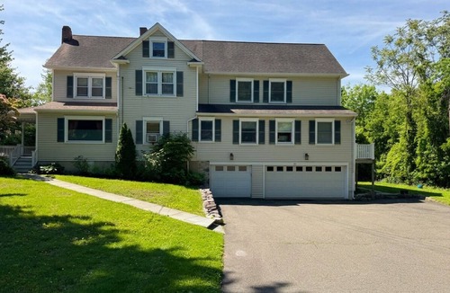 Stamford Apartment | Private A-Frame Studio Near Metro-North Queen + Kitchen + AC