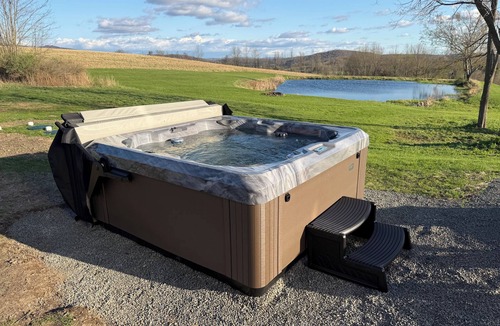 Kingsley Cabin | Private Cabin: Fire Pit, Hot Tub Mountain View’s, Farm Charm