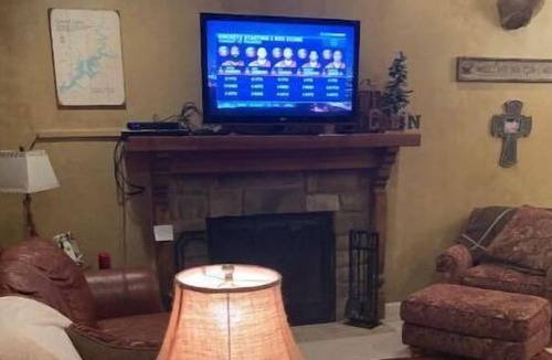 Cleora Cabin | Private cabin with hot tub! No cleaning fee!