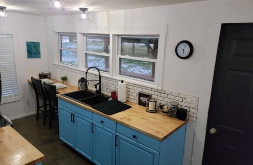 South Charleston House | Private COZY home- RAVE REVIEWS- located in charming village- 8 miles to I-70!