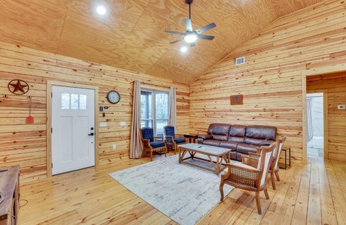 Waelder House | Private Deck & Forest Setting: Waelder Cabin!