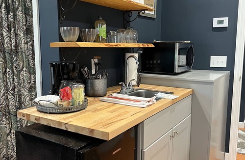 Darien Apartment | Private efficiency, Pet Friendly, private patio near Sapelo Island, kayaking
