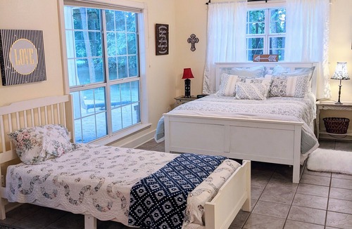 Prairie Grove House | Private Guest House 20 Minutes from U of A