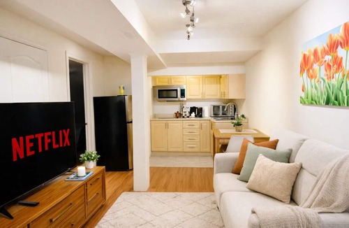 Brampton House | Private Guest Suite | Full Kitchen | Netflix | Cozy