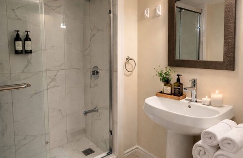 Brampton House | Private Guest Suite | Full Kitchen | Netflix | Cozy