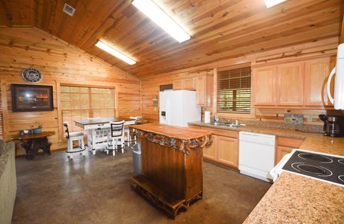 Golden Cabin | Private Hideaway, Hot tub, close to Beavers Bend State Park, Broken Bow Lake.