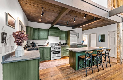 Ellicottville Cabin | ★ Private Hideaway w/Hot Tub & Wood Fireplace- Stylish & Serene - Hike from Cabin! ★