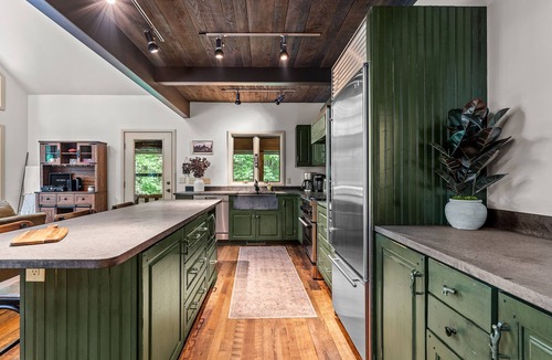 Ellicottville Cabin | ★ Private Hideaway w/Hot Tub & Wood Fireplace- Stylish & Serene - Hike from Cabin! ★