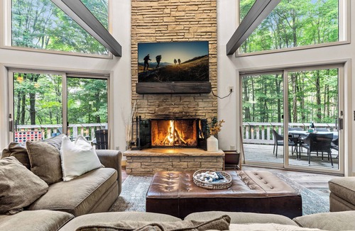Ellicottville Cabin | ★ Private Hideaway w/Hot Tub & Wood Fireplace- Stylish & Serene - Hike from Cabin! ★