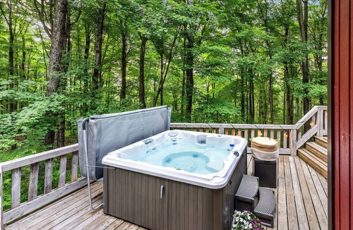 Ellicottville Cabin | ★ Private Hideaway w/Hot Tub & Wood Fireplace- Stylish & Serene - Hike from Cabin! ★