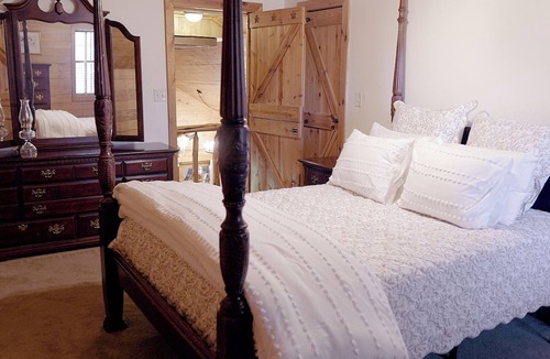 Trinity Cabin | Private Indoor Pickleball Lodge - Sleeps 14, Gym, Firepit & Playground