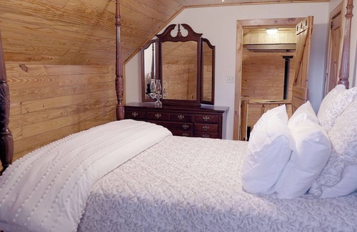 Trinity Cabin | Private Indoor Pickleball Lodge - Sleeps 14, Gym, Firepit & Playground