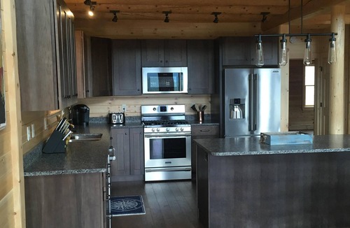 Gilead House | Private Log Cabin with an AMAZING VIREW! Hot Tub and Sleeps up to 14