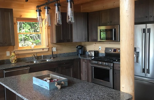 Gilead House | Private Log Cabin with an AMAZING VIREW! Hot Tub and Sleeps up to 14