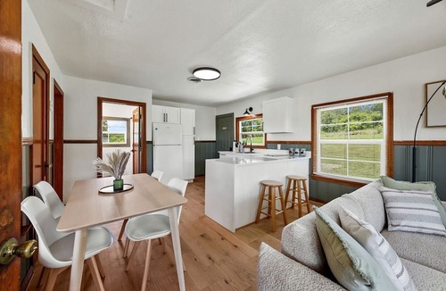 Madill Cabin | Private Nature Escape: Wooden Cabin with Lake Views in Madill, Oklahoma