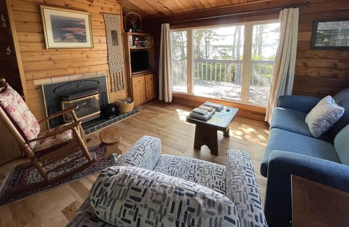 Anne's Land Cabin | Private Ocean Front Cabin Close To Cavendish Beach, Restaurants, & More!