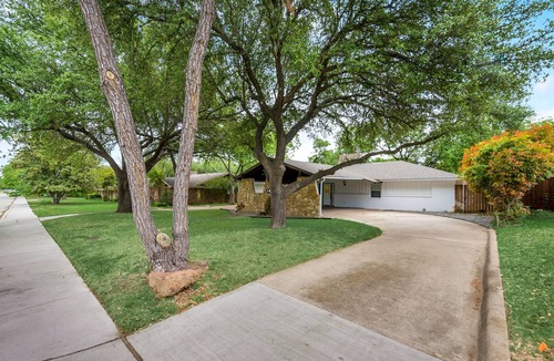 Grand Prairie House | Private Pickle-ball Court+Kids play backyard + 6 Flags +Cowboys + Airport
