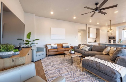 Washington House | Private Pool & Hot Tub Rooftop Fire Pit Sleeps 20 Near Zion