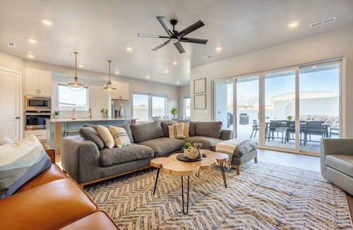 Washington House | Private Pool & Hot Tub Rooftop Fire Pit Sleeps 20 Near Zion