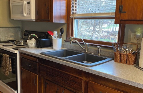 Chardon Cottage | Private, Quiet, 1 BR 1 Bath Chardon Guesthouse w AC