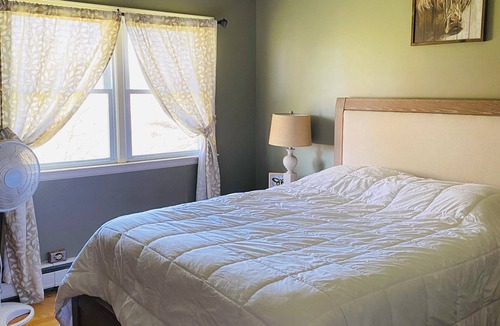 Gansevoort House | Private relaxing 5-bedroom farmhouse in Gansevoort with AC, WiFi