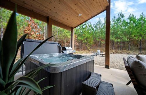 Broken Bow Villa | Private Romantic HotTub, Soaking Tub, King Bed