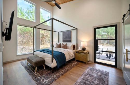 Broken Bow Villa | Private Romantic HotTub, Soaking Tub, King Bed