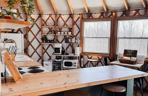 Bryant Pond House | Private Romantic Luxury Yurt- Sunset deck with Mt Views-Hot Tub-AC-WiFi-Fire Pit