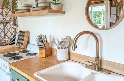 Bryant Pond House | Private Romantic Luxury Yurt- Sunset deck with Mt Views-Hot Tub-AC-WiFi-Fire Pit