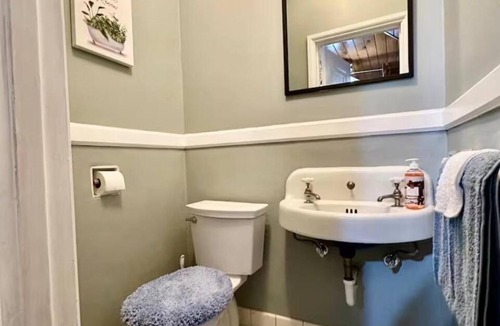 Downtown Syracuse House | Private Room Queen Bed Shared Common Spaces Upstate Medical Crouse Carrier Dome
