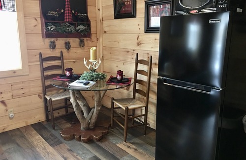 Bladensburg Cabin | Private Secluded Cabin w/wood burning fireplace and hot tub