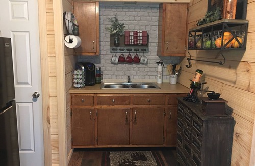 Bladensburg Cabin | Private Secluded Cabin w/wood burning fireplace and hot tub