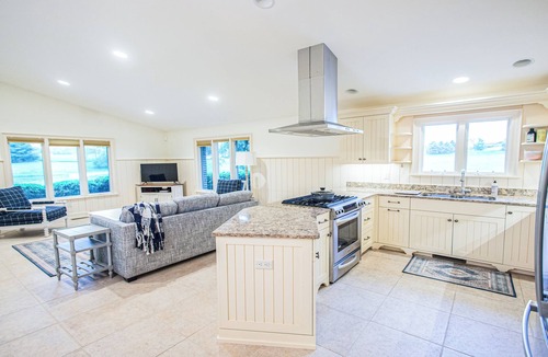 North Lawrence Cottage | Private Smucker's Cottage with Hot Tub